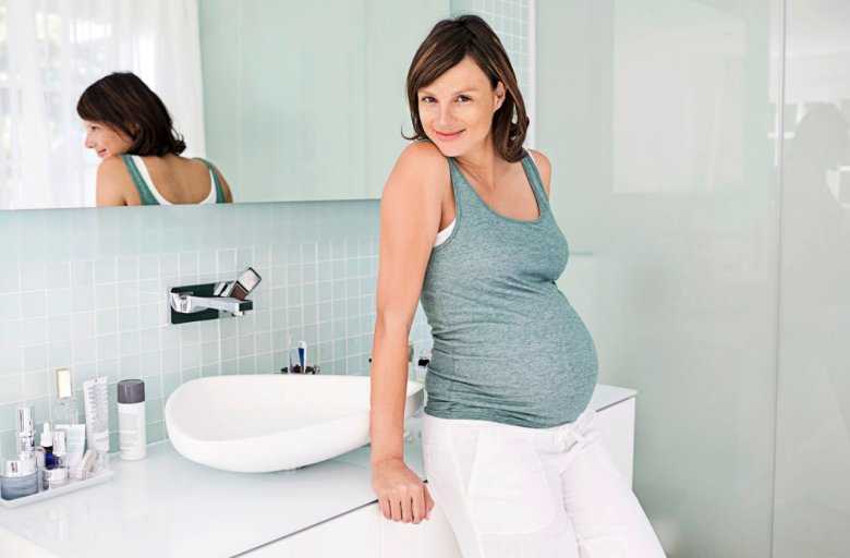 Можно ли беременным принимать ванну на ранних и поздних сроках беременности: правила купания, температура воды, польза и вред