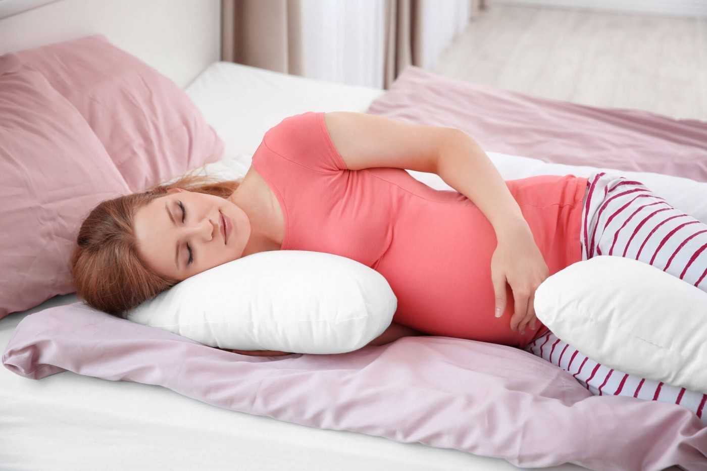 Почему беременным нельзя спать на спине и как лучше всего отдыхать на первых или последних месяцах: количество жидкости перед сном, рекомендации по выбору питания