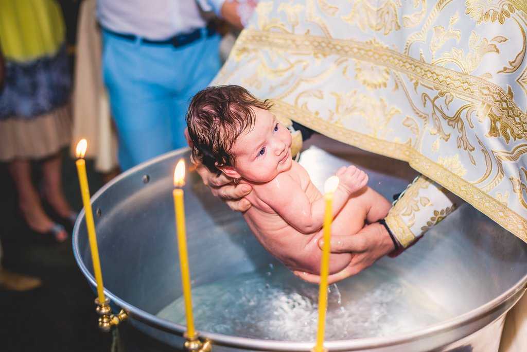 После крещения младенца. Крестины. Крещение фотосессия. Крестины ребенка. Фотосессия крещения ребенка.