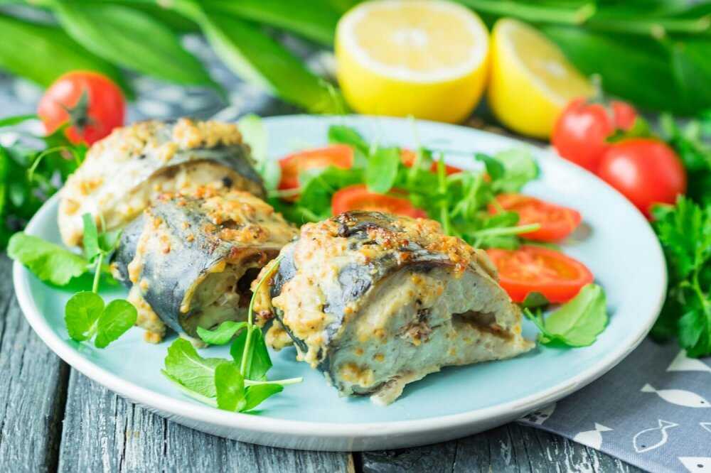 Скумбрия, запеченная в духовке с овощами: 4 рецепта с фото