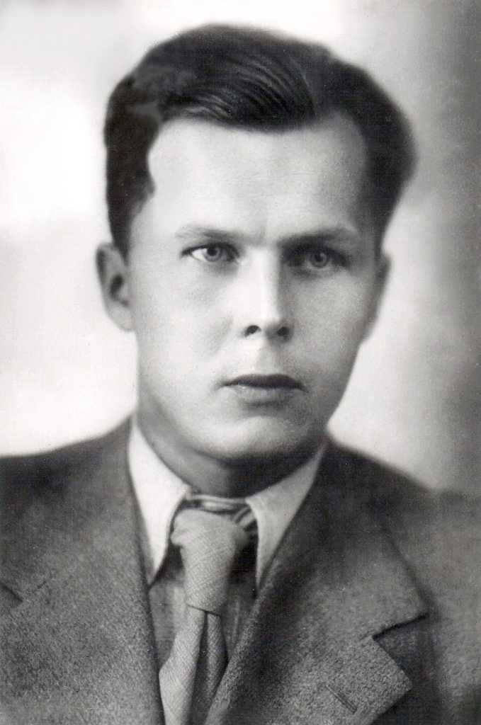 «в пилотке мальчик босоногий…» а. твардовский