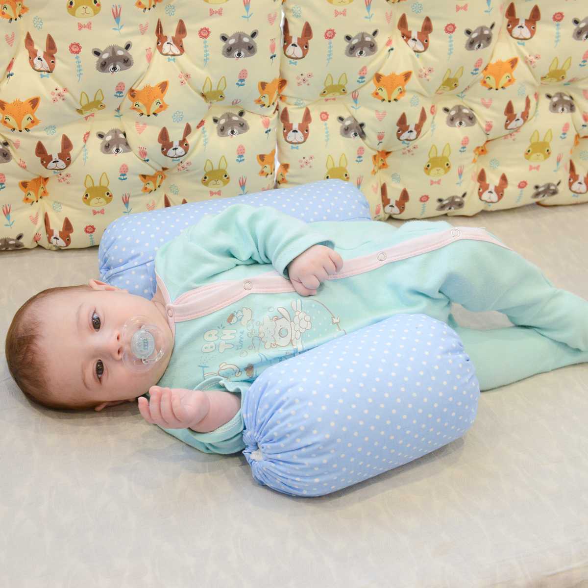 Со скольки спать на подушке ребенку. Позиционер для новорожденных для сна ортопедическая. HONEYMAMMY позиционер-валик для сна. Подушка позиционер для новорожденных. Позиционер для сна новорожденного подушка.