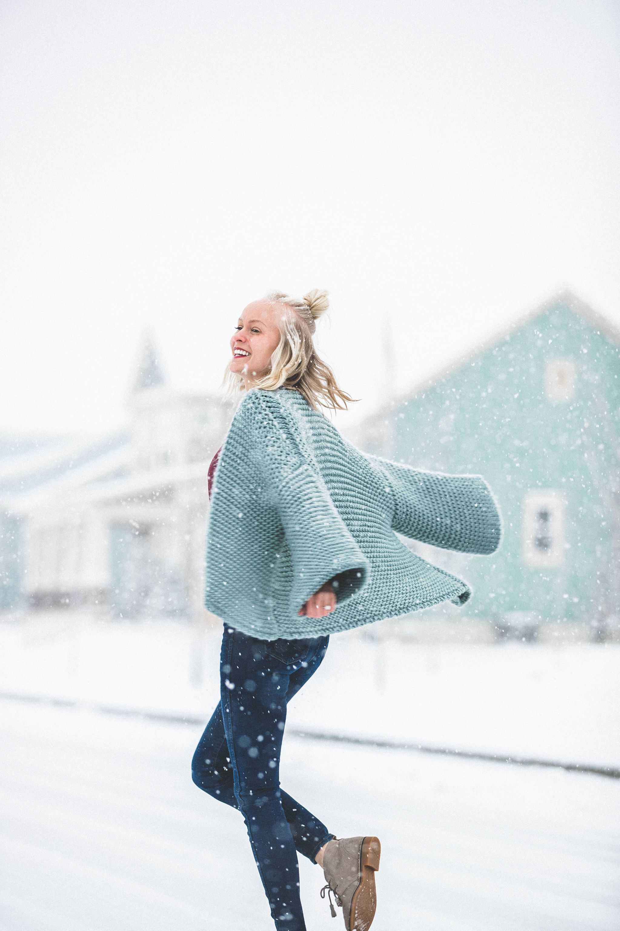 Идеи фото со снегом. Креативная фотосессия зимой. Крутые зимние фотосессии. Девушки блондинки зимой. Блондинка в снегу.