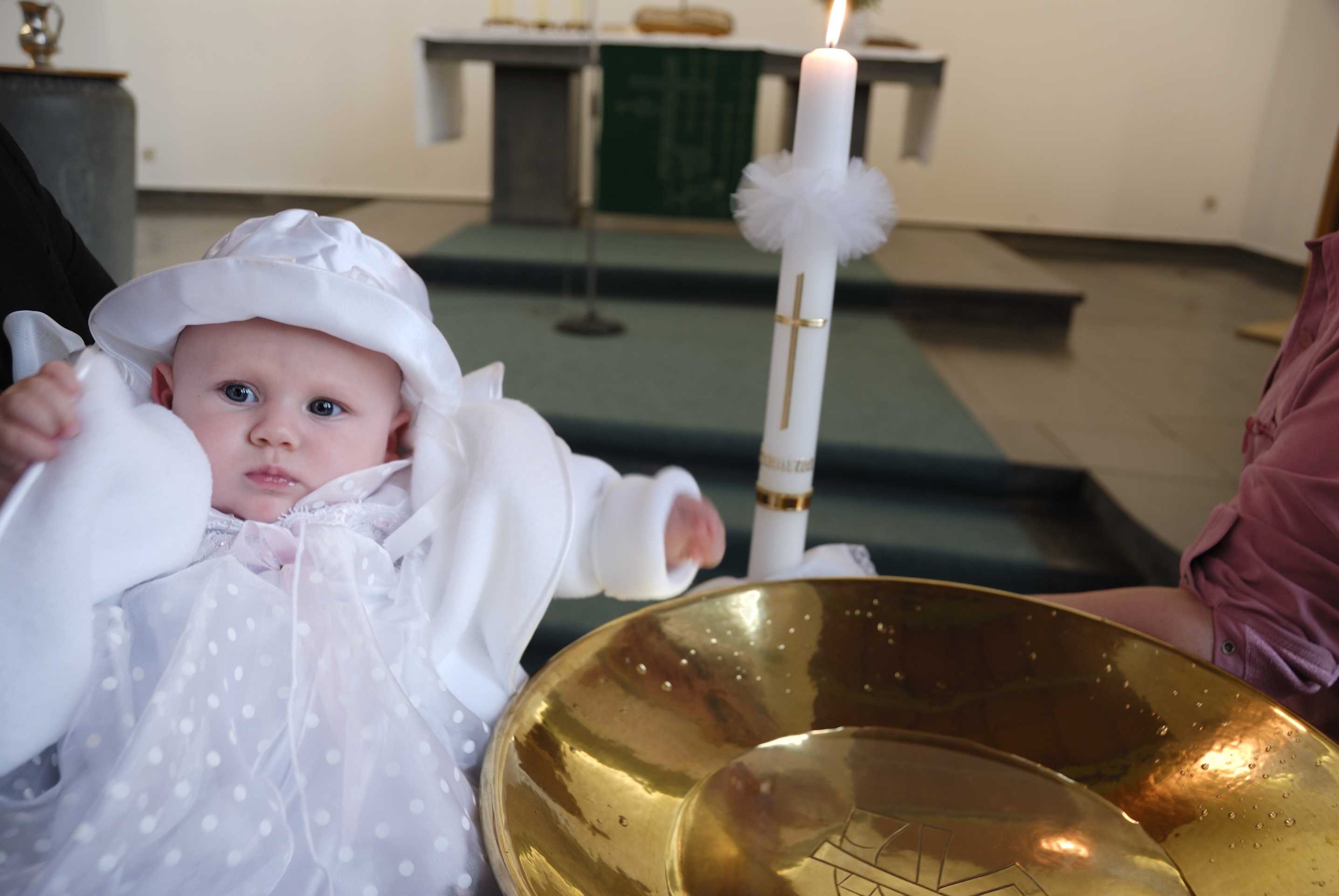 Крестят ли детей в воскресенье. Крестины. Крестины ребенка. Крещение малыша. Крещение младенца девочки.