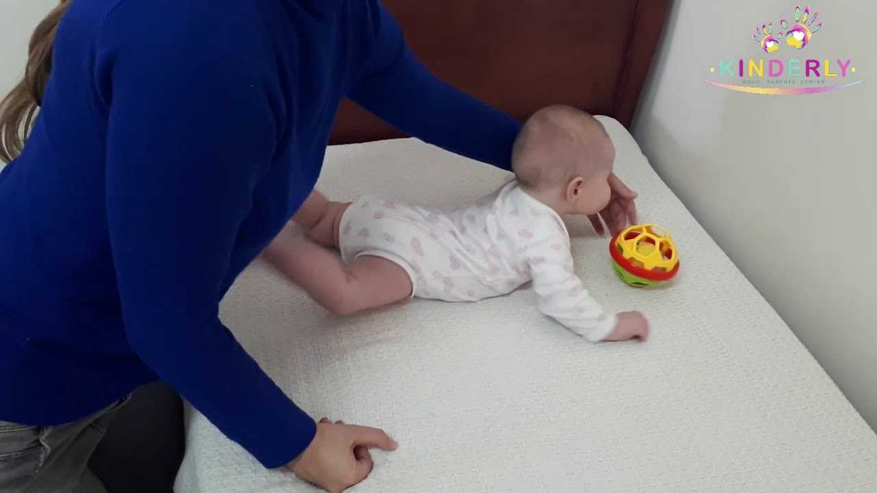 Как научить ребенка переворачиваться с живота на спину