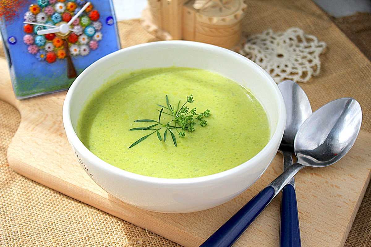 Крем суп для детей. Суп пюре. Суп пюре из зеленого горошка. Пюре из зеленого гороха. Зеленый крем суп.
