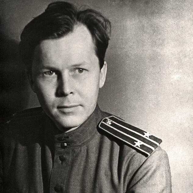 В пилотке мальчик босоногий…