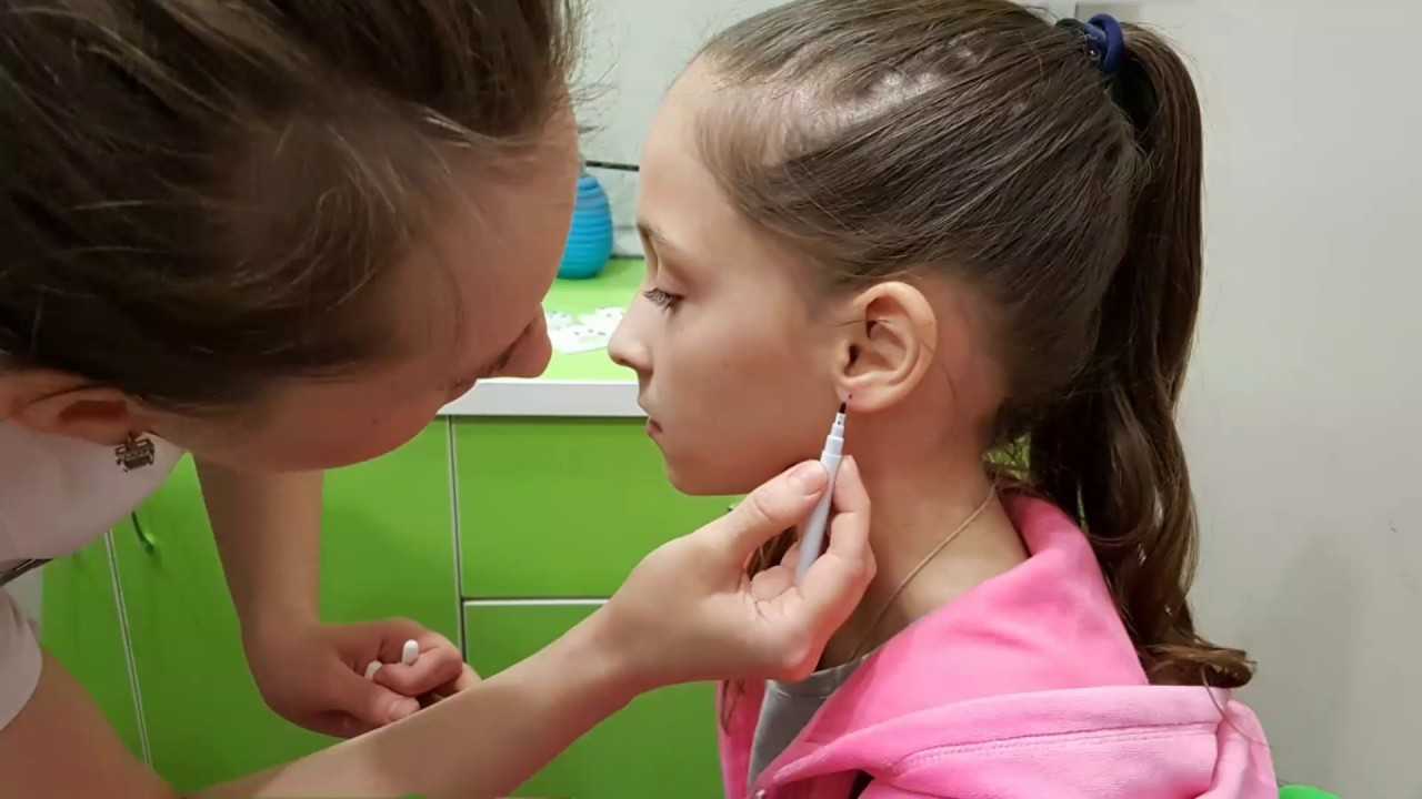 Во сколько можно прокалывать уши девочке младенцу