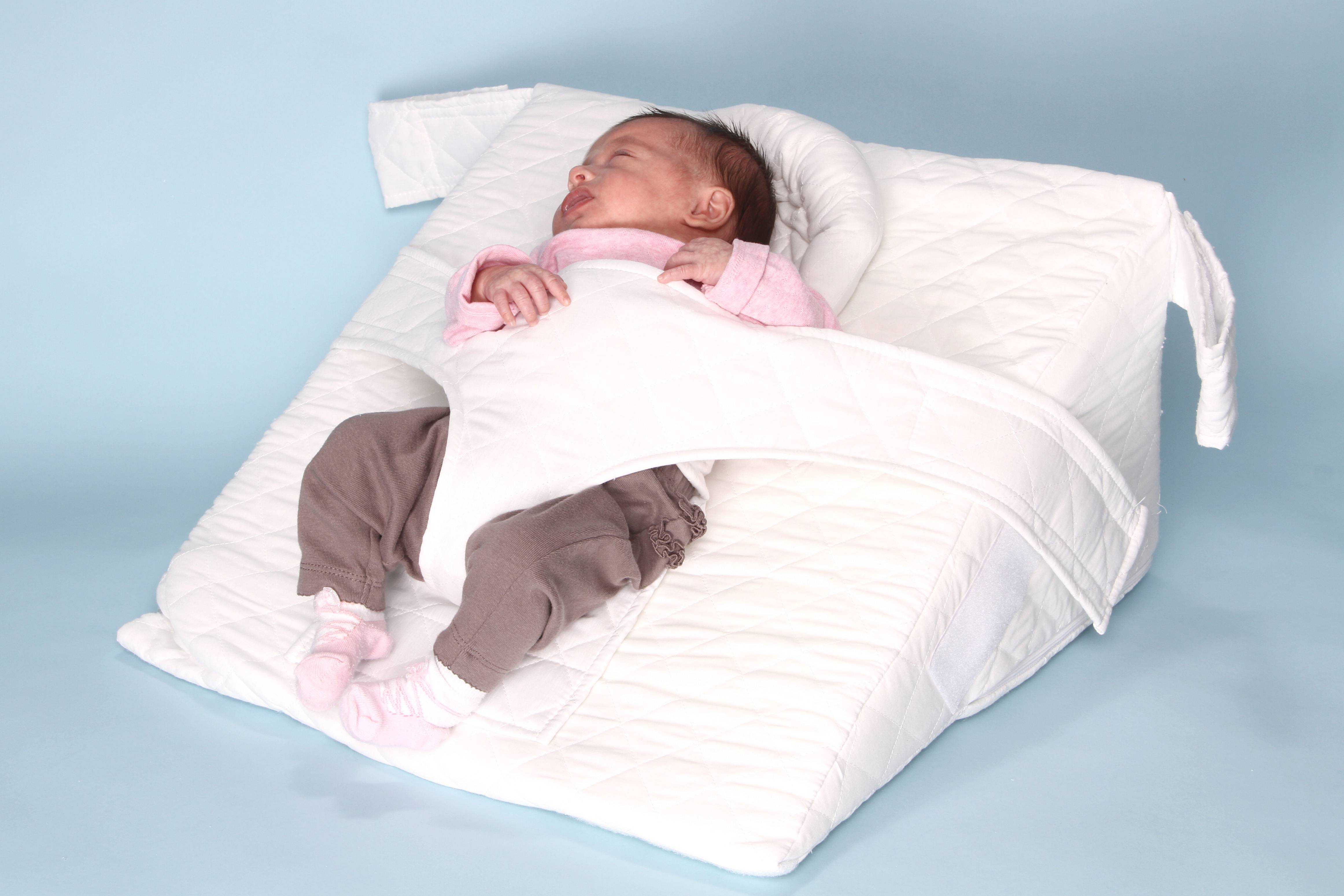Надо уложить спать. Подушка для сна новорожденного. Матрас подушка для новорожденных. Подушка для сна новорожденного на боку. Подушка под углом для новорожденных.