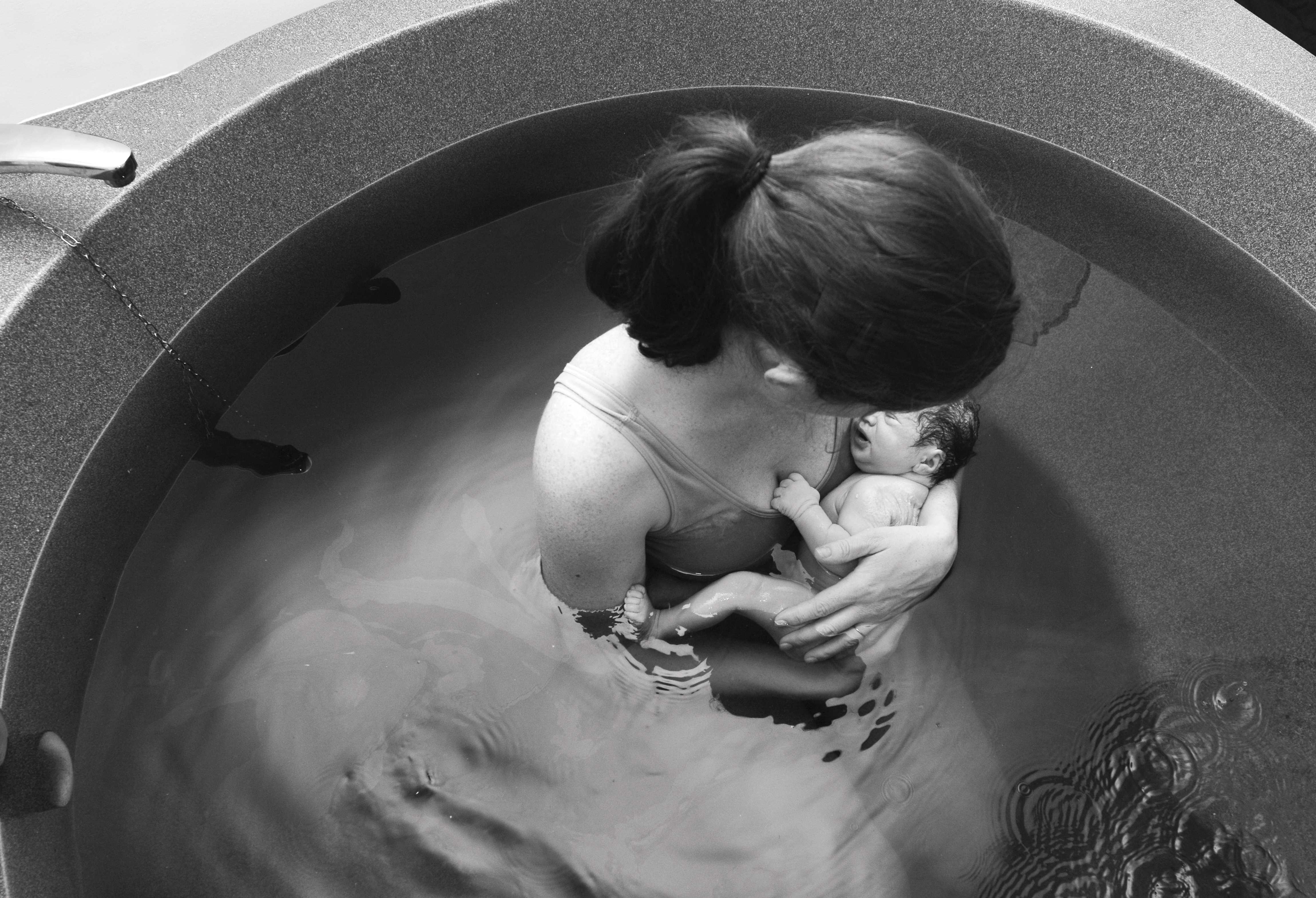 Роды в воде: что это такое, необходимые условия, плюсы и минусы, подготовка и процесс проведения, реабилитация, отзывы