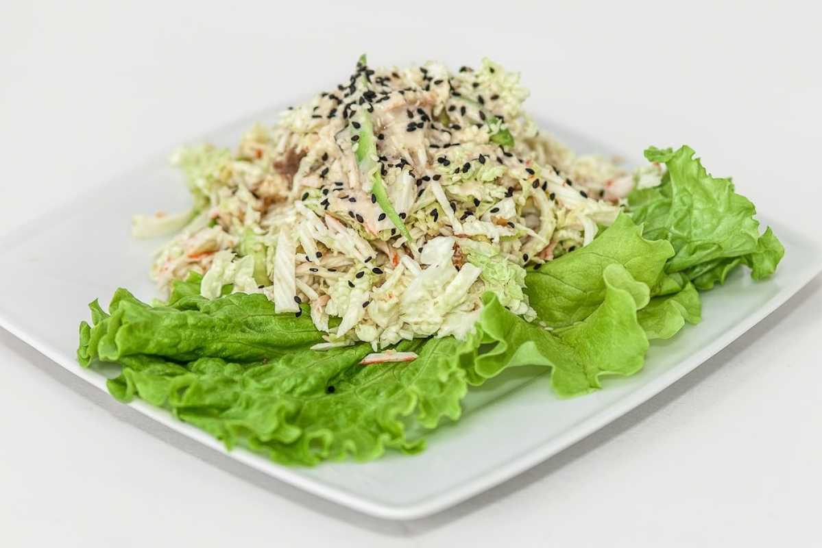 Салат из пекинской капусты с курицей: рецепты с фото пошагово