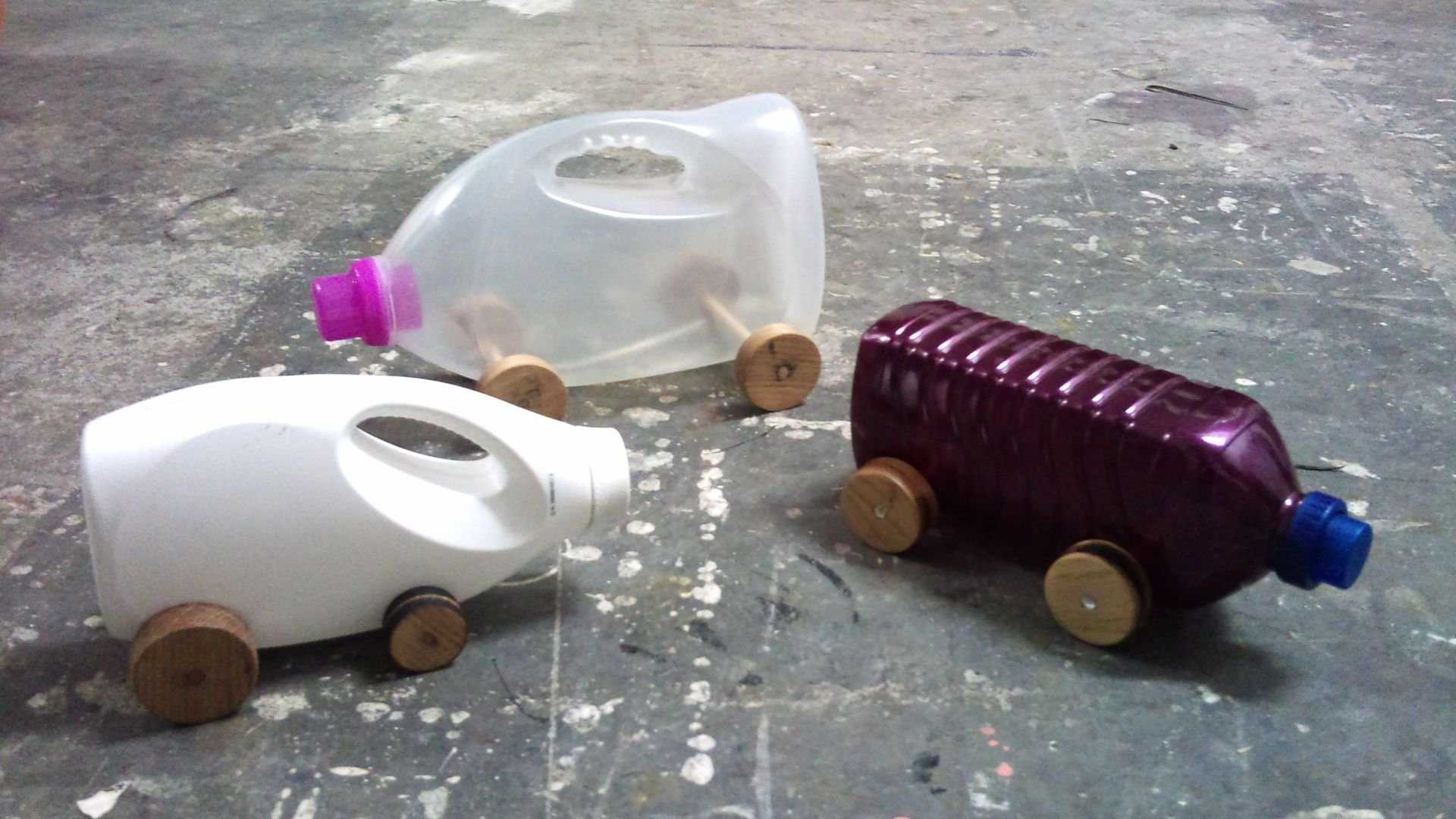 Машинка из пластиковой бутылки своими руками